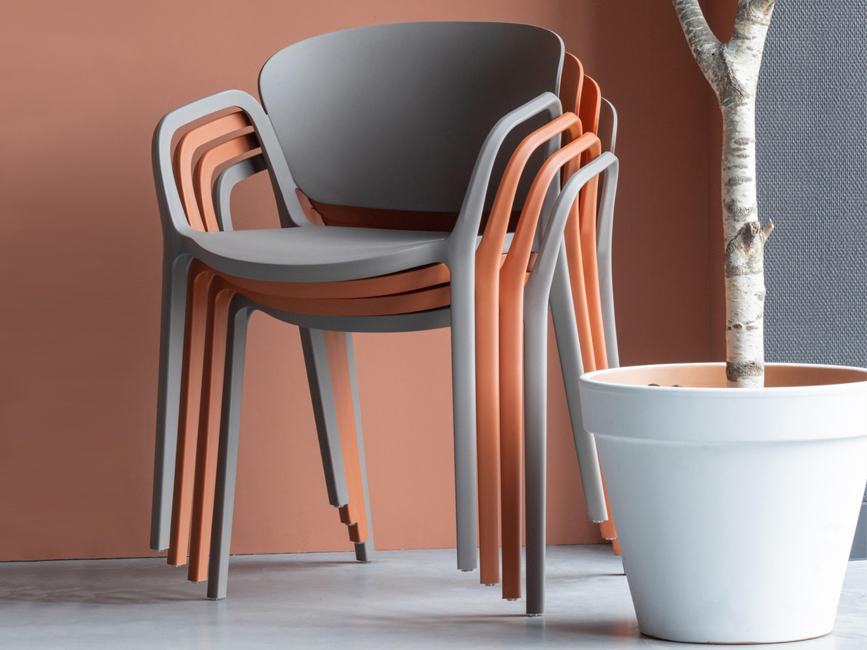 Stapelbarer Stuhl aus Kunststoff