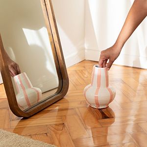 Vase aus Keramik in Weiß mit Streifen in Rosa