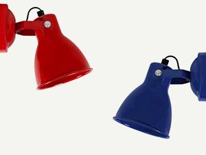 Wandleuchten in Rot und Blau