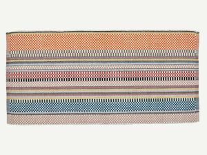 Teppich mit buntem geometrischem Muster aus recycelt PET-Flaschen