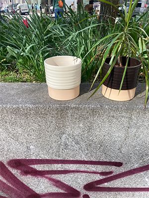 Pflanzenübertopf in Creme und Dunkelbraun