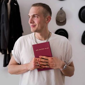 Terminkalender 2026 mit Achtsamkeits-Tipps in verschiedenen Farben erhältlich