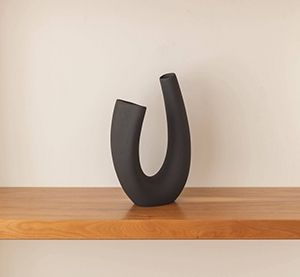 Futuristische Vase aus Keramik von Hand gefertigt in Schwarz