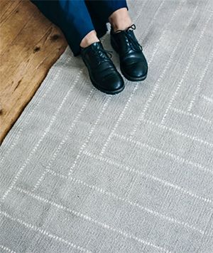 Teppich aus recycleter Baumwolle in Grau mit geometrischem Muster