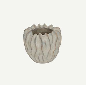 Blumentopf aus Beton mit gewelltem Rand