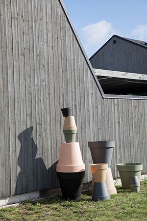 Bunte Pflanzentöpfe aus recyceltem Plastik