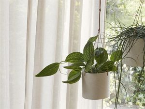 Hängetopf aus Keramik mit Lederbänder