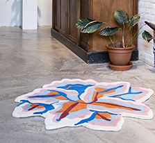 Teppich von der Lilie inspiriert in bunten Farben aus Wolle