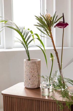 Vase aus Terrazzo mit Blumenstrauss