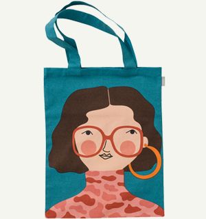 Illustrierte Gesichter auf bunten Stofftaschen aus 100% Baumwolle.