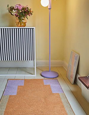 Teppich in warmen Farben mit geometrischem Muster