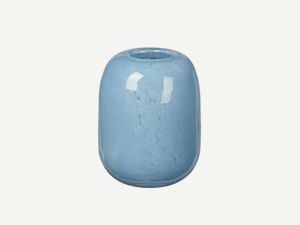 Vase aus gefärbten Glas in hellblau