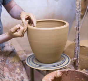 Vasen und Pflanzentöpfe hergestellt in kleinen kreativen Keramikwerkstätten