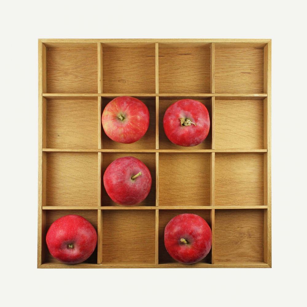 Setzkasten aus Eiche Natur mit 16 Fächern zur Aufbewahrung von Äpfel, zur saisonalen Dekoration oder zur Ordnung von Kleinteilen.