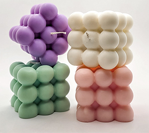 Würfelförmige Kerzen aus Rapswachs in mehreren Farben