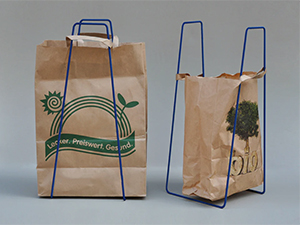Dieser Taschenhalter für Einkaufstaschen kann zu einem Mülleimer umfunktioniert werden