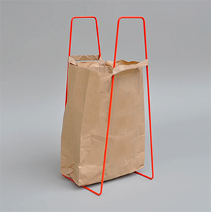 Dieser Taschenhalter für Einkaufstaschen kann zu einem Mülleimer umfunktioniert werden