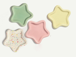 Bunte Teller in Sternform mit Confettimuster
