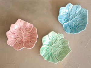 Bunte Schälchen aus Keramik in der Form eines Blattes