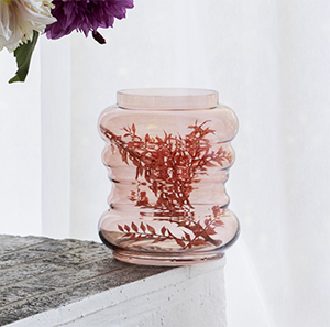 Vase aus rosa Glas