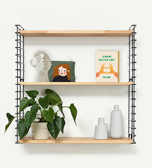 Modulares Bücherregal mit schwarzen oder weißen Seitenflächen in Gitterform und Eichenböden