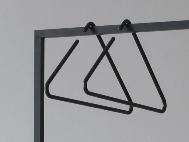 Schlichte Kleiderhaken aus Metall pulverbeschichtet in Triangle-Form