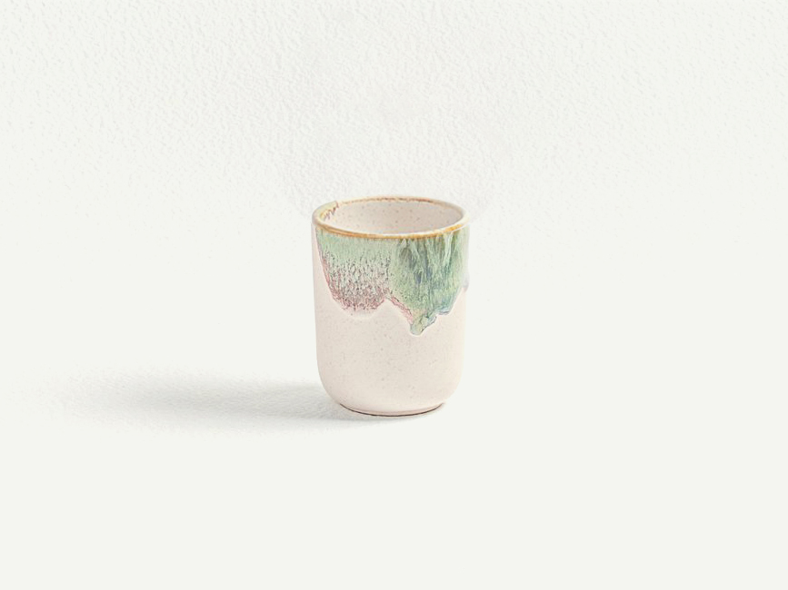 Espresso Cup mit verspielten Farbflecken, die an Wasserfarben erinnern