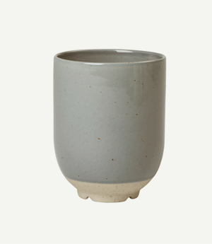 Schlichter Becher aus Steingut in Grau