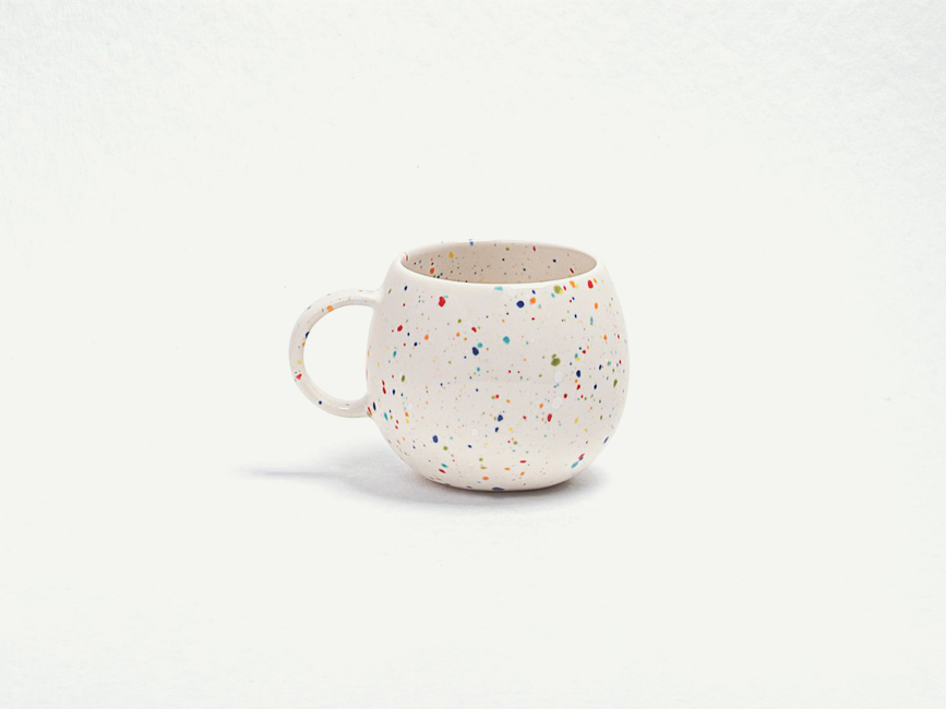 Becher aus Steinzeug in Weiß mit Confetti Optik