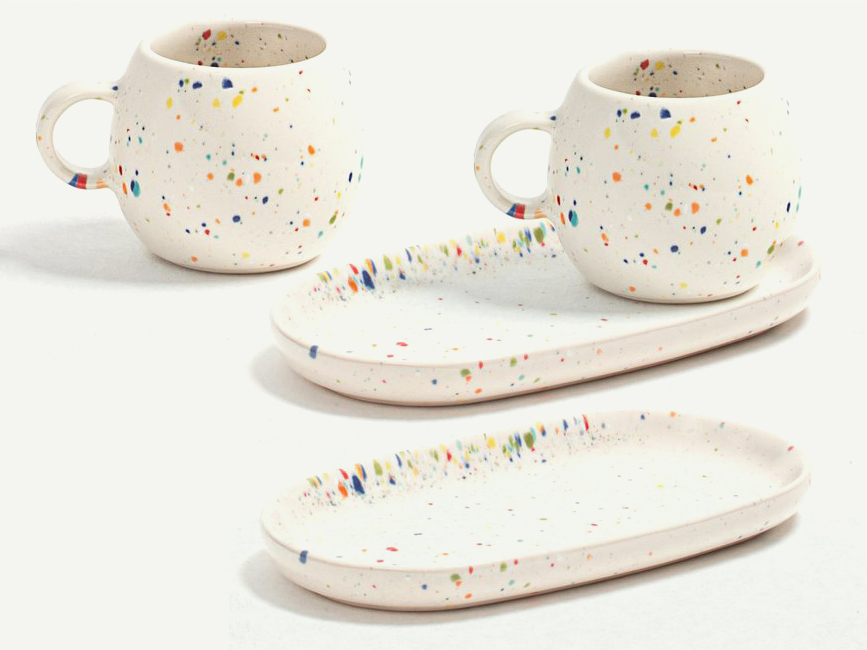 2 Espresso Mugs und 2 Mini Trays in Weiß, sind in diesem lieblichen Geschenkeset
