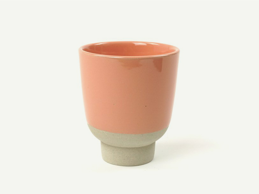 Tasse aus Keramik aus natürlichem Ton in hellrosa