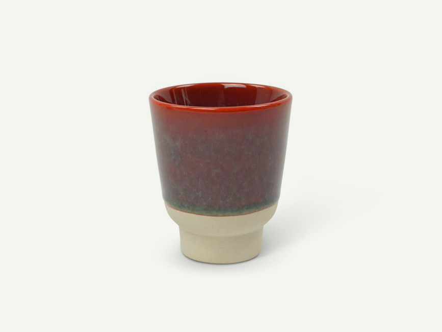 Tasse aus Keramik aus natürlichem Ton in Ziegelrot