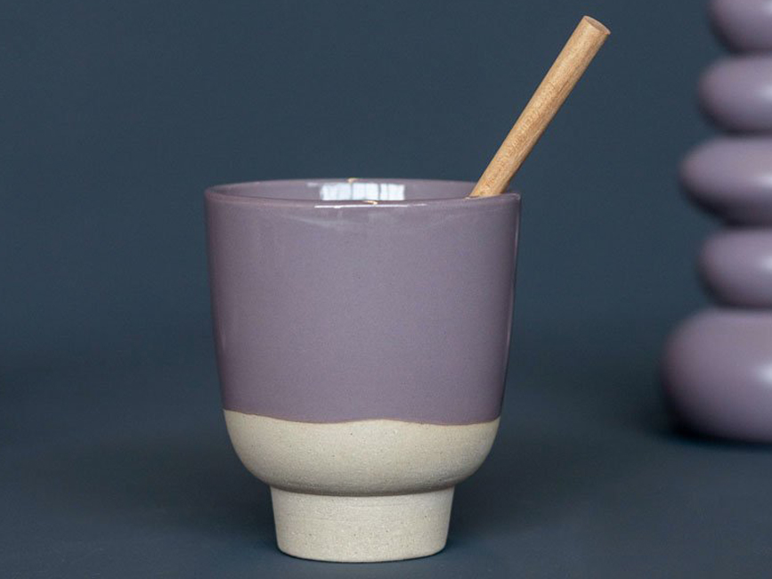 Tasse aus Keramik aus natürlichem Ton in hellrosa