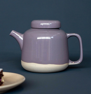 Teapot aus Keramik aus natürlichem Ton in hellrosa