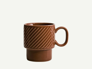 Kaffeebecher aus Keramik in Terracotta mit Reliefmuster