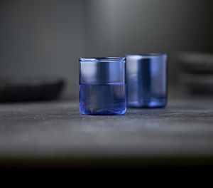 Filigraner, leichte Gläser aus gefärbtem Glas