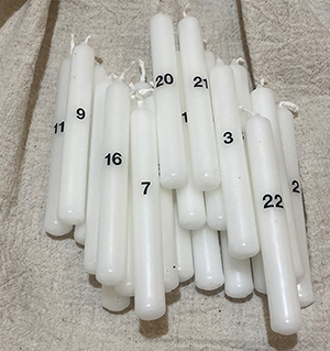 Dünne weiße Kerzen mit aufgedruckten Nummern von 1-24