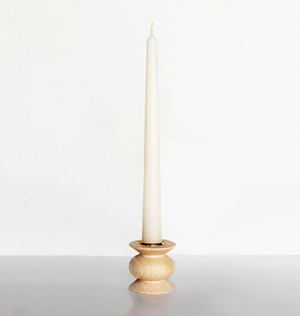 Handgemachter gedrechselter Kerzenhalter aus Buchenholz