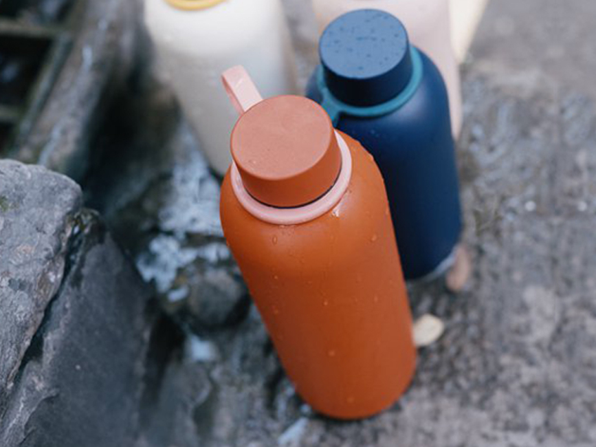 Isolierte Trinkflaschen in bunten Farben