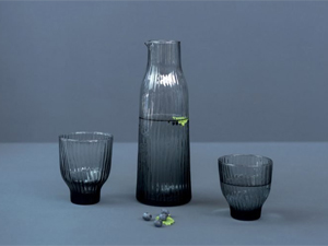 Trinkglas mit Wellenmuster in Graublau
