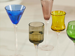 Schnapsglaeser aus farbigen Glas  in sechs schönen Farben