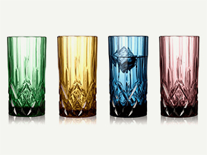 Highball-Gläser aus farbigen Glas  in vier schönen Farben: Bernsteinfarben, Grün, Blau und Rosa.