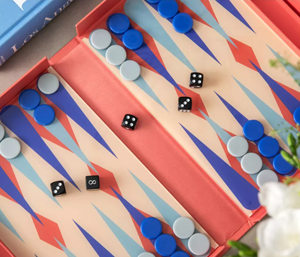 Backgammon Spiel lässt sich wie ein Buch aufklappen