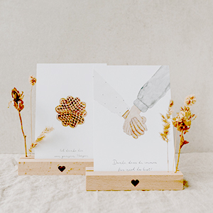 Kartenhalter mit Trockenblumen aus Buchenholz