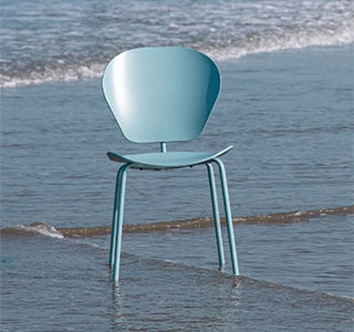 Stuhl mit Stahlgestell aus Meeresplastik