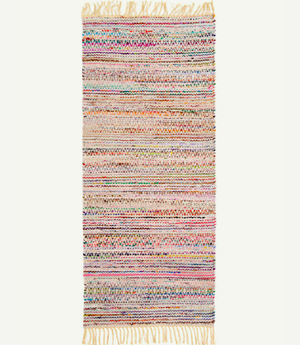 Mehrfarbige Flickenteppich aus upcycleten Textilien