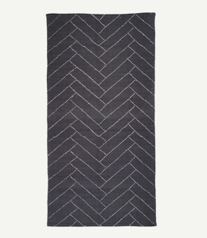 Teppich aus 100 % recycled Baumwolle mit geometrischem Muster in Dunkelgrau