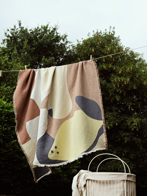 Decke aus Baumwolle mit buntem Muster in sanften Farben