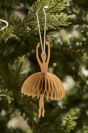 Christbaumschmuck aus Papier in Form einer Ballerina