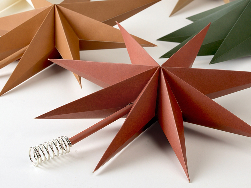 Baumspitzen aus Papier in Rot